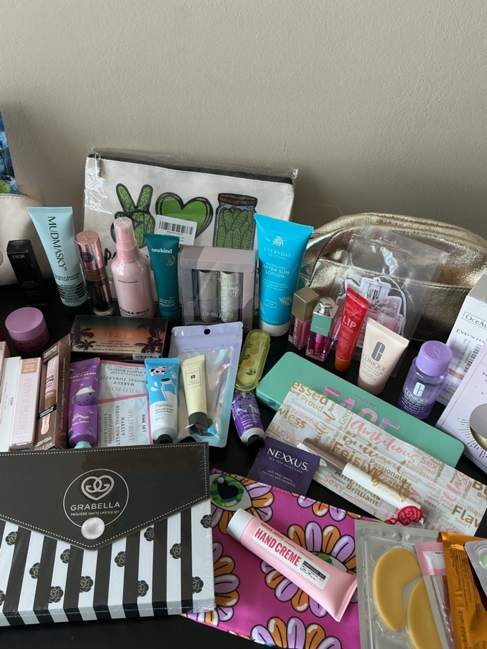 🔥BEAUTY BUNDLE🔥 50 plus items ( PLEASE READ DESCRIPTION BELOW) - Picture 3 of 4